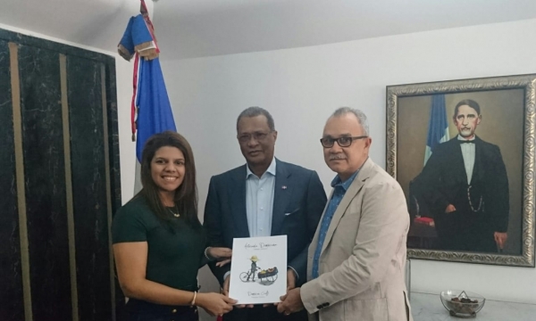 FODEARTE distingue embajador dominicano en Cuba
