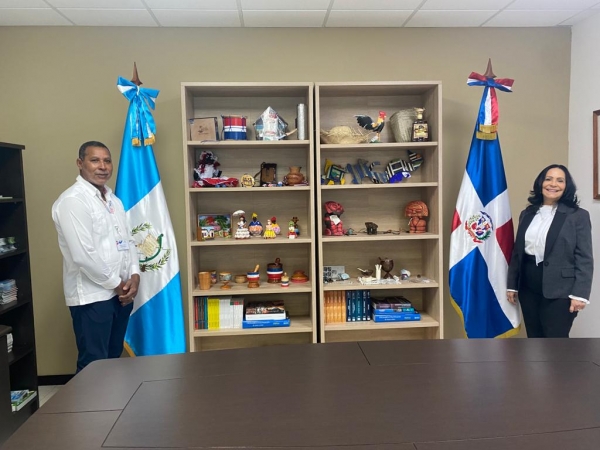 DIRECTOR GENERAL DE FODEARTE DEJA INAUGURADA EXHIBICIÓN PERMANENTE DE ARTESANÍAS DOMINICANAS EN LA EMBAJADA DOMINICANA EN GUATEMALA
