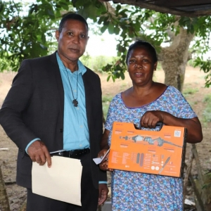 FODEARTE REALIZA ENTREGA DE HERRAMIENTA A LA ARTESANA RUFINA GONZÁLEZ