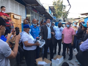 FODEARTE REALIZA ENTREGA DE HERRAMIENTAS EN EL  MERCADO ARTESANAL DE LA 17 DEL DISTRITO NACIONAL