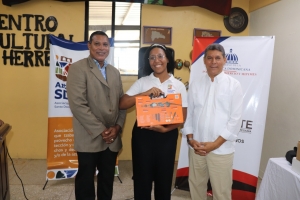 FODEARTE REALIZA ENTREGA DE HERRAMIENTA  A LA ARTESANA FRANCELIS BATISTA