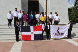 FODEARTE DEPOSITA OFRENDA FLORAL EN EL ALTAR DE LA PATRIA CON MOTIVO A LA CELEBRACIÓN DEL “DÍA DEL ARTESANO DOMINICANO”