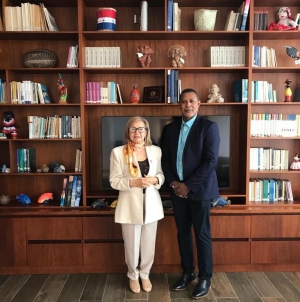 DIRECTOR GENERAL DE FODEARTE DEJA INAUGURADA EXHIBICIÓN PERMANENTE DE ARTESANÍAS DOMINICANAS EN LA EMBAJADA DOMINICANA EN ECUADOR