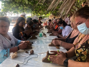 DIRECTOR GENERAL DE FODEARTE FUNGE COMO CAPACITADOR EN TALLER DE ALFARERÍA