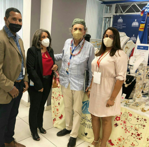 DIRECTOR GENERAL DE FODEARTE ASISTE AL BAZAR DÍA DE LAS MADRES DEL MICM