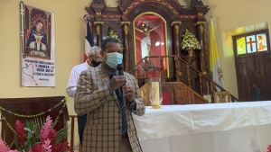 DIRECTOR GENERAL DE FODEARTE  ENTREGA OFRENDA FLORAL EN EL SANTO CRISTO DE BAYAGUANA EN HONOR AL DÍA DEL ARTESANO