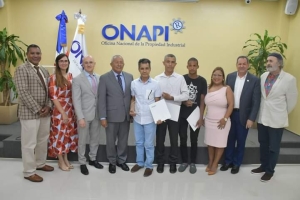 Entrega de premios a los ganadores del concurso "Diseños Industriales para la artesanía en madera"